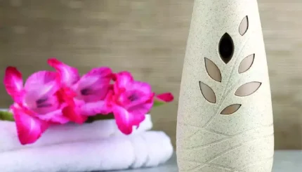 Ambientador automático con cámara espía colocado en una sala de estar